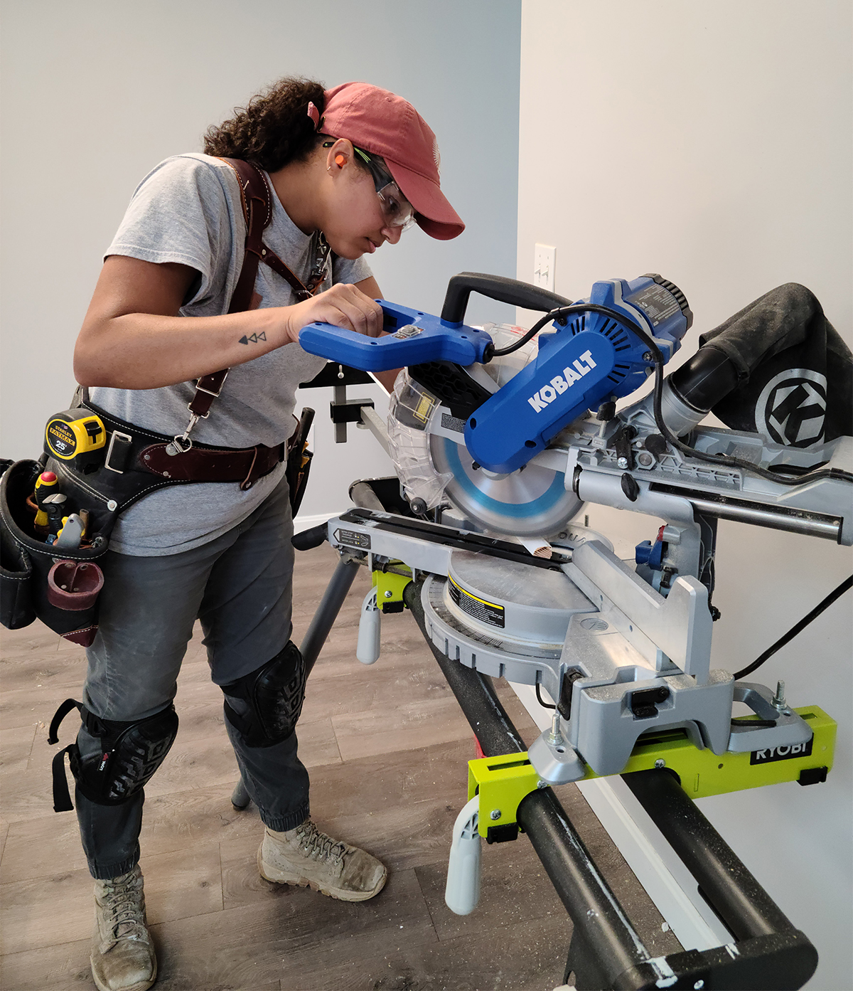 Luz using a chop saw