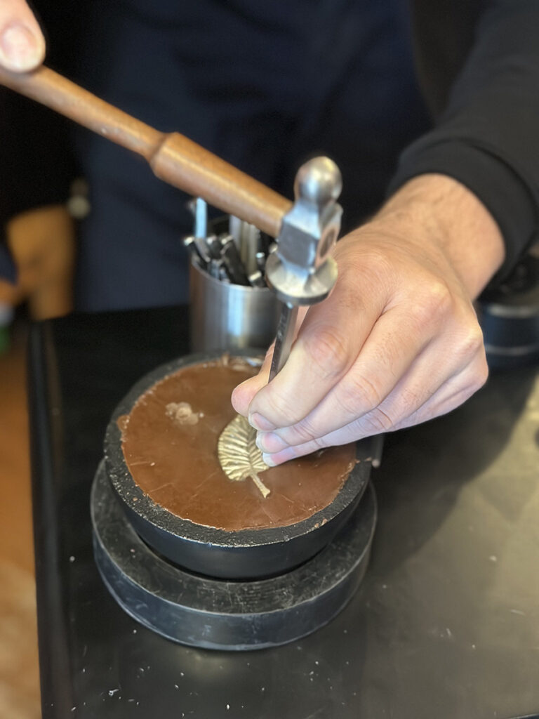 Demonstrating a pitch pot